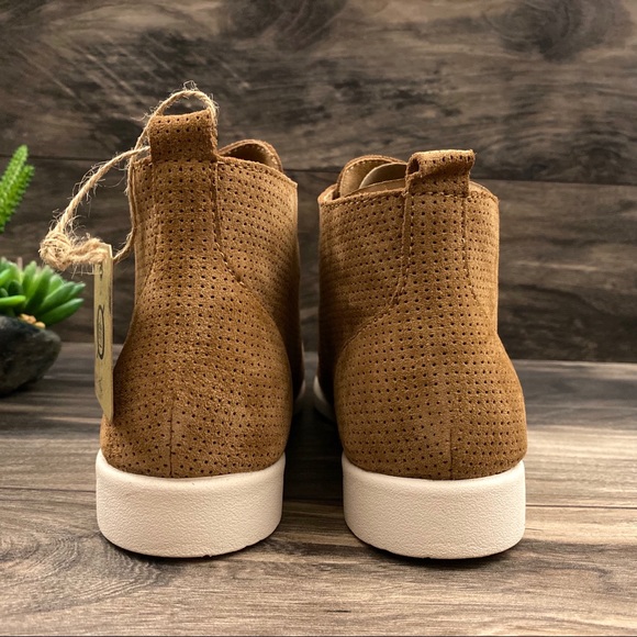 NIB Born Bazau Perforated Suede Ankle Chukka Boot - Picture 8 of 11